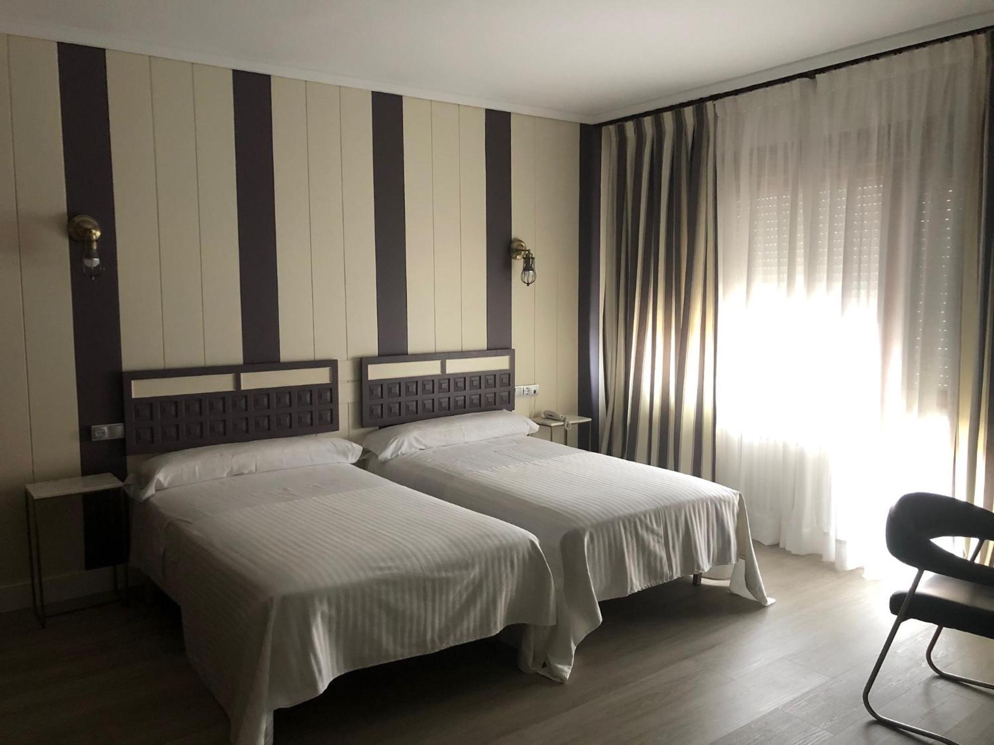 Hotel Marques De Santillana Torrelavega Exterior photo