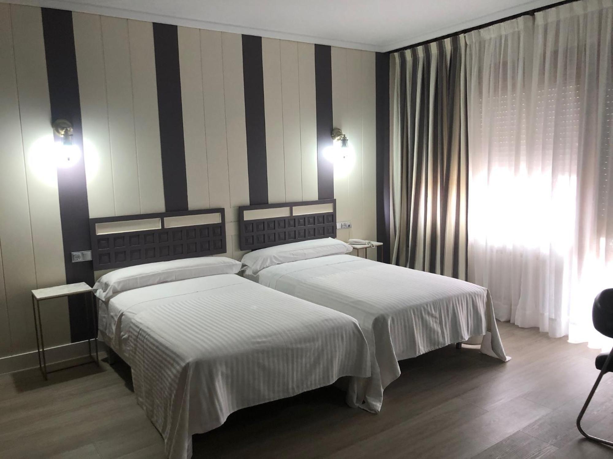 Hotel Marques De Santillana Torrelavega Exterior photo